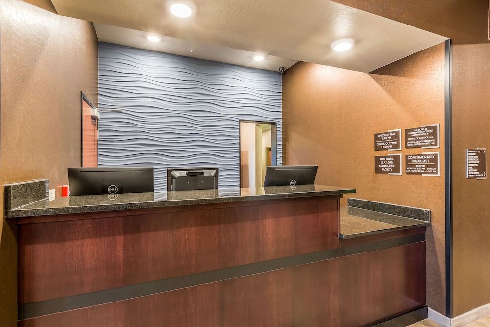 Cobblestone Hotel & Suites - Hartford 3