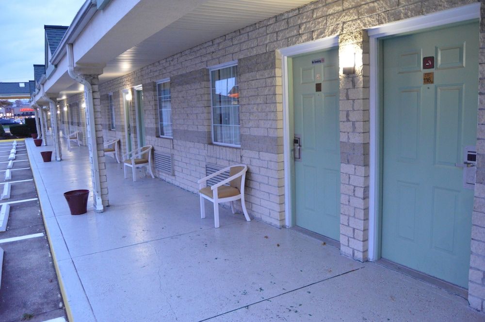 Economy Inn - Akron 3