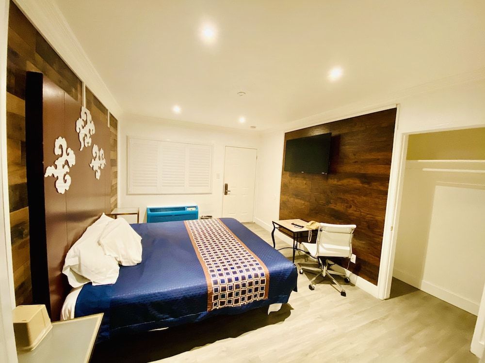 Casa Blanca Inn & Suites 3