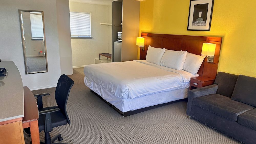 Lakeshore Inn Water Front 3