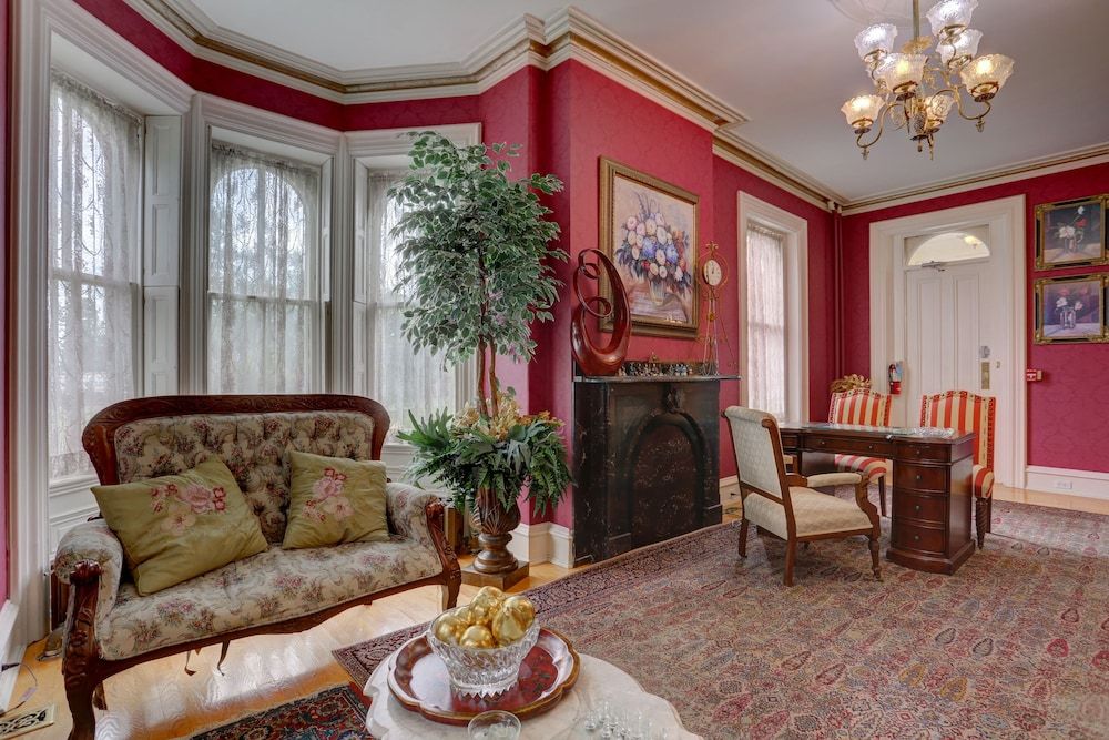 Greystone Manor Bed & Breakfast 2