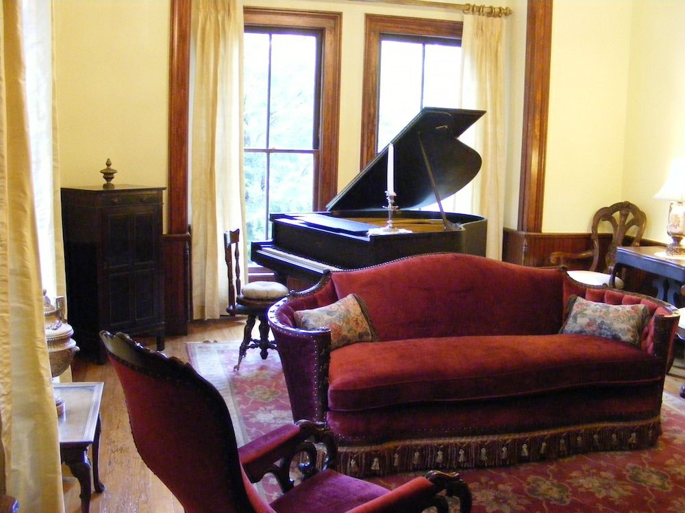 Adair Manor Bed& Breakfast 2