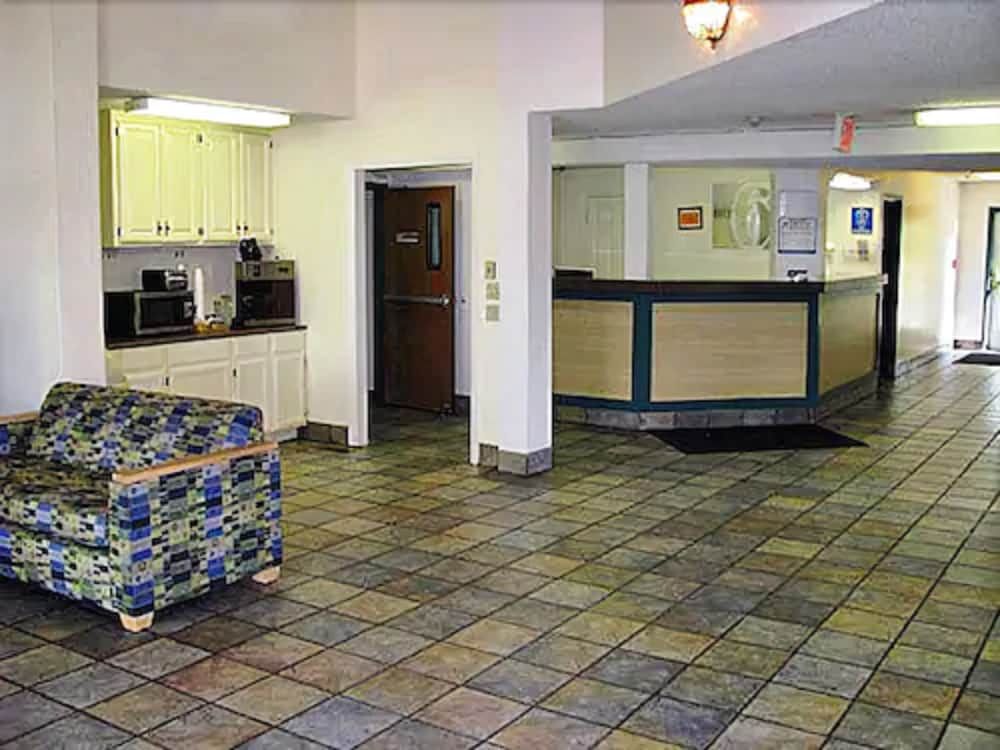 Motel 6 Lawrence, KS 3