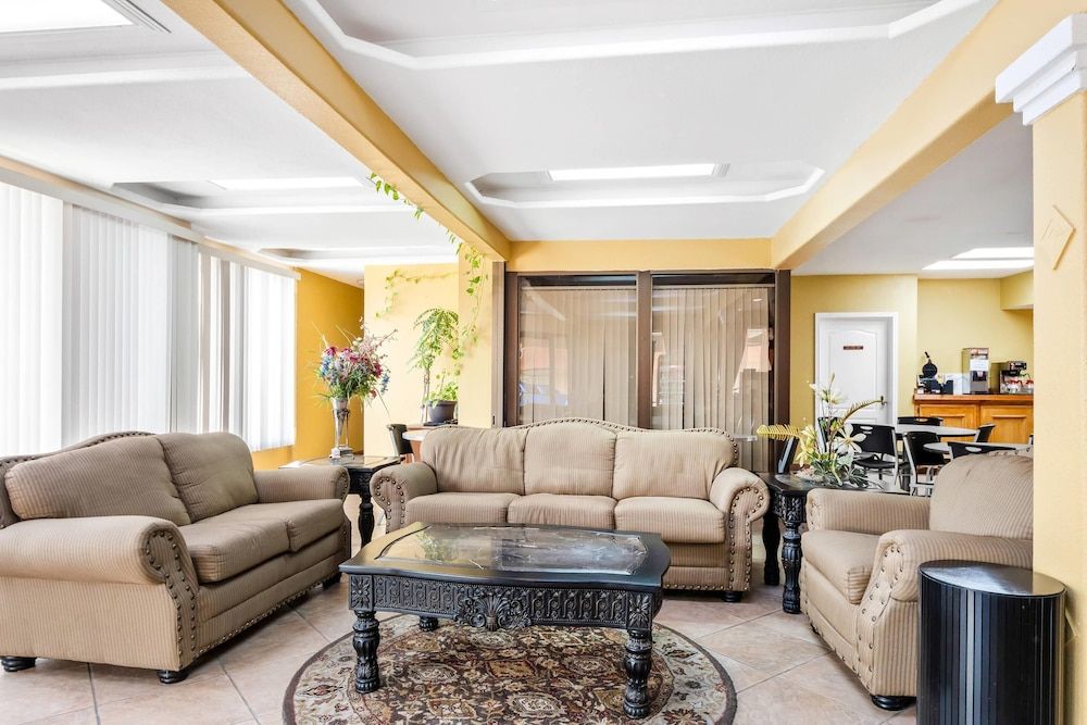 Econo Lodge Del Rio 3