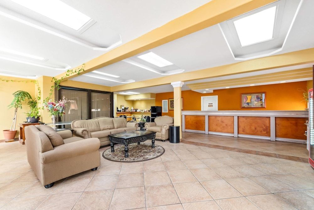 Econo Lodge Del Rio 2