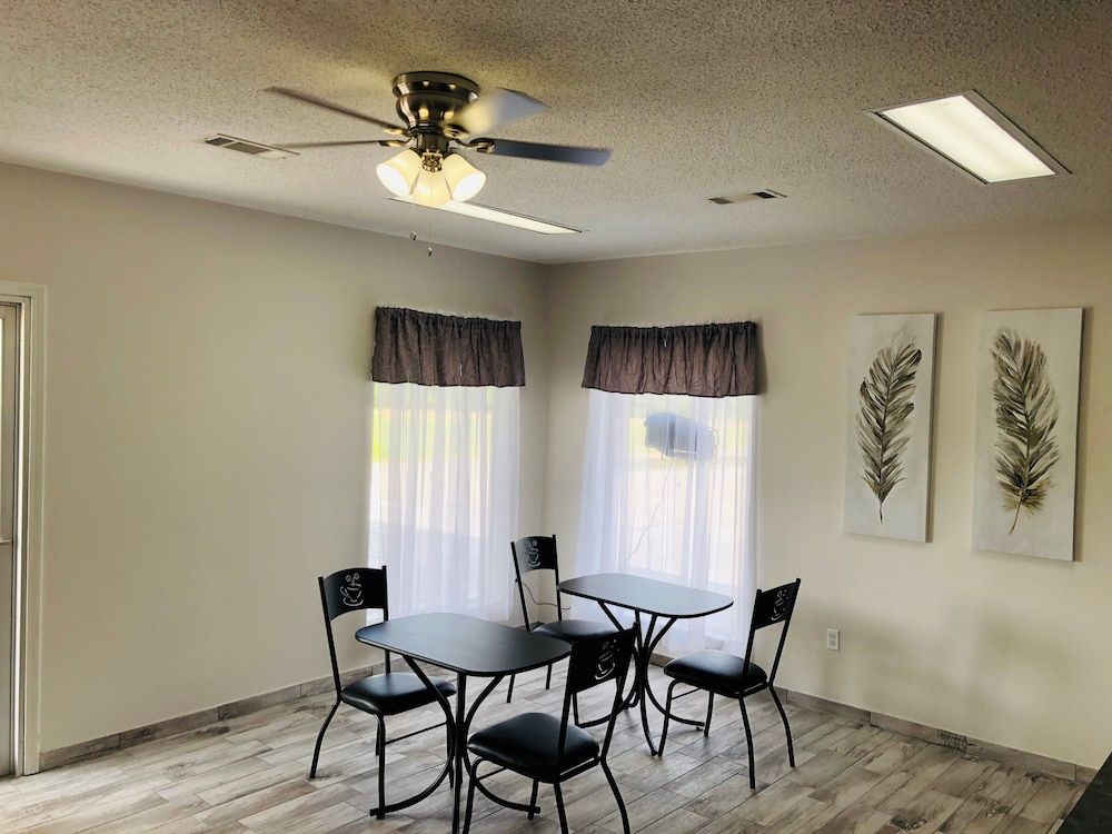 Americas Best Inn Brinkley 3