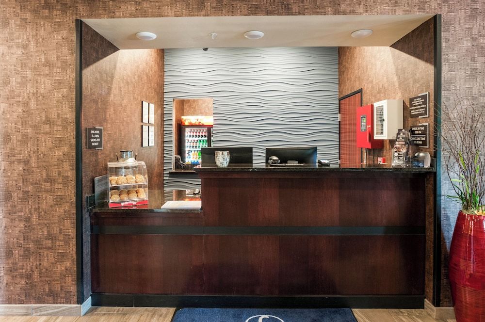 Cobblestone Hotel & Suites - Appleton International Airport 2