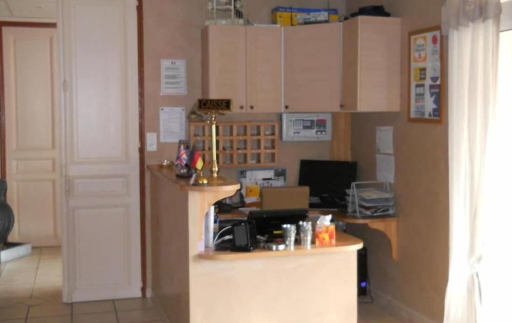 Hôtel Restaurant Le Castel Fleuri 2