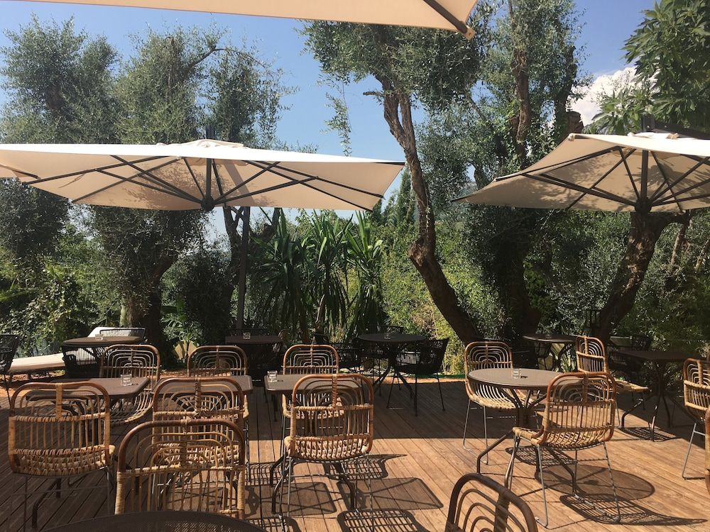 AVOCADO Hôtel Restaurant Bar 2 estrelas em Saint-Jeannet