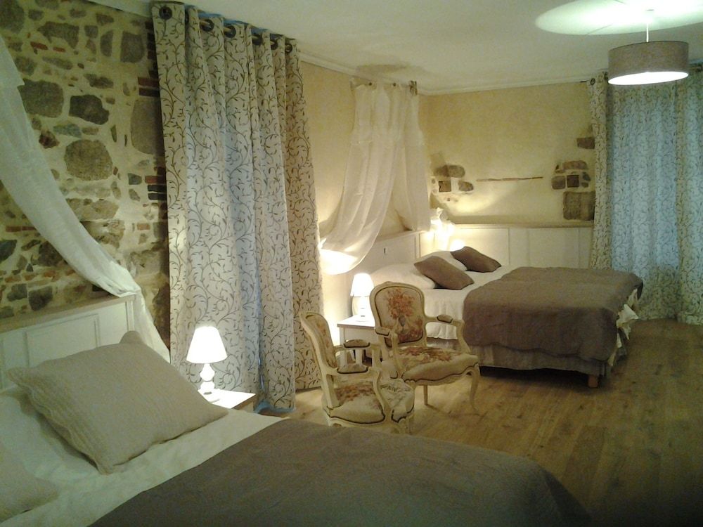 Le Manoir Aux Douves 2