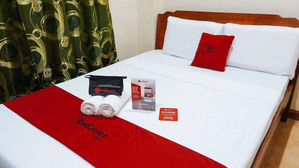 RedDoorz near Talisay District Hospital 3