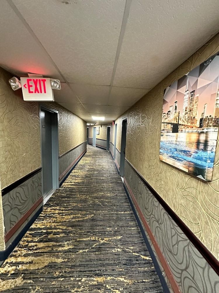 Townhouse Inn & Suites 2