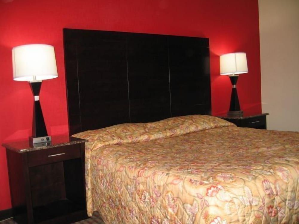 Townhouse Inn & Suites 3