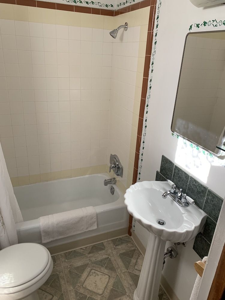 Sugarloaf Mountain Motel 3