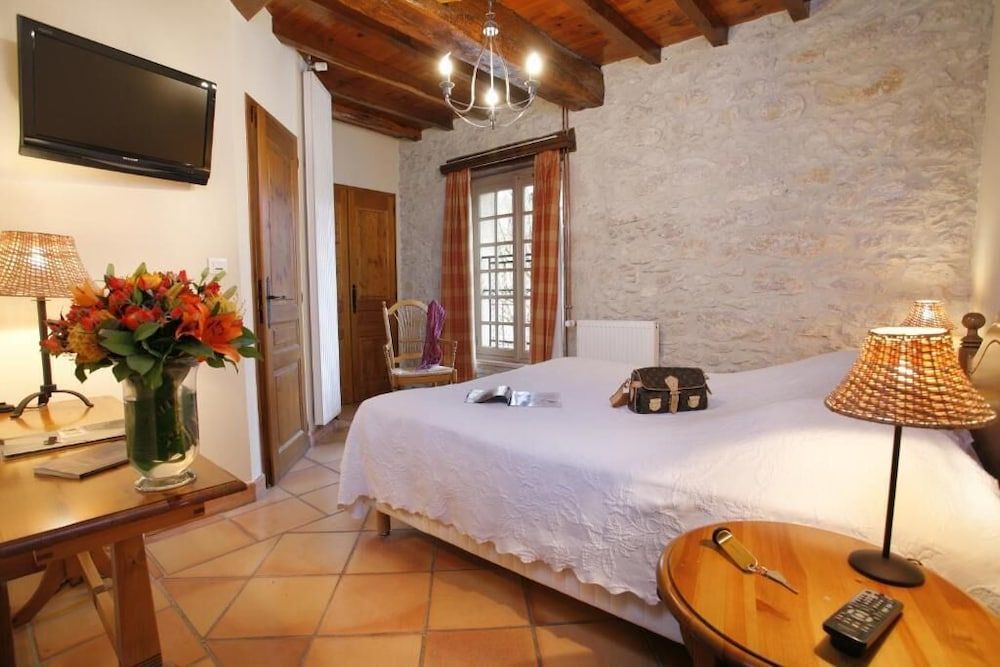 Les DÔøΩpendances de Chapeau Cornu 3