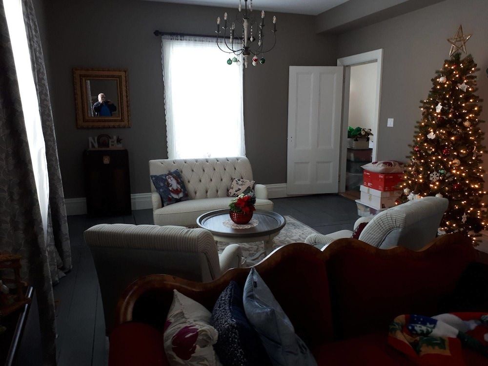 Maplehurst Manor B&B 2