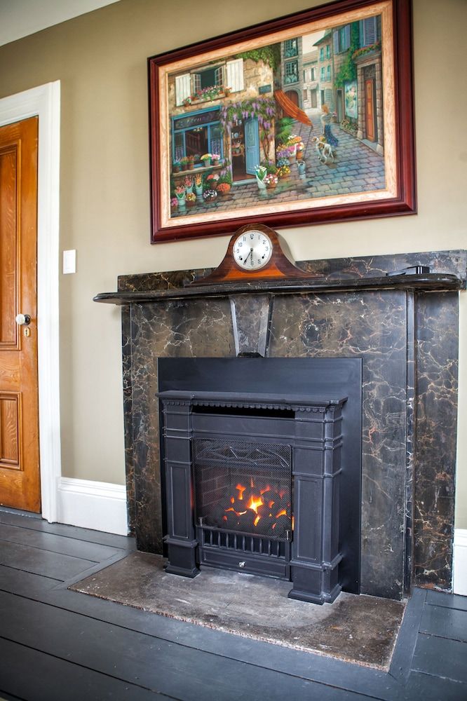 Maplehurst Manor B&B 3