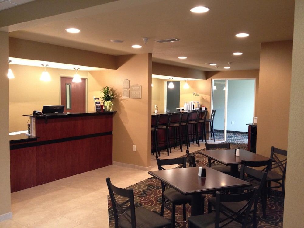 Cobblestone Hotel & Suites - Newton 2