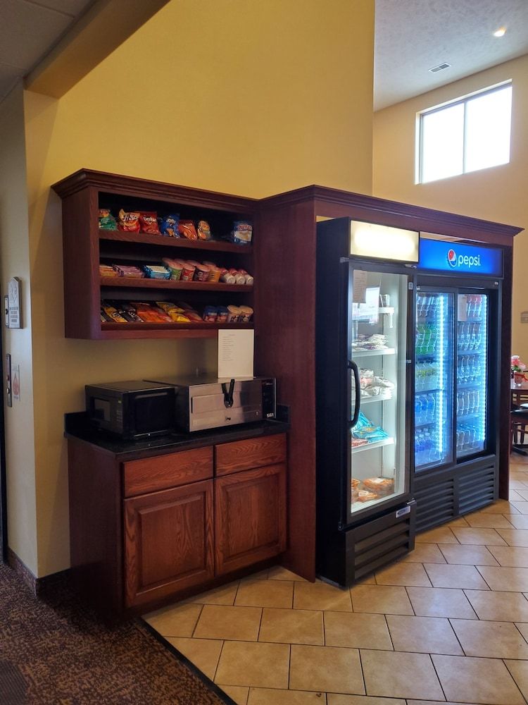 Edgewood Hotel & Suites 3