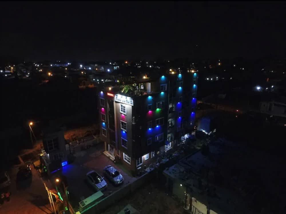 Plus 33 Hotel -1 étoiles à Nungua