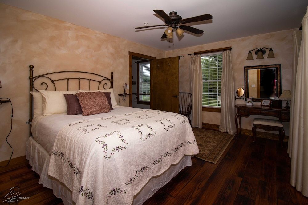 The Old Lantern Inn and Barn 3