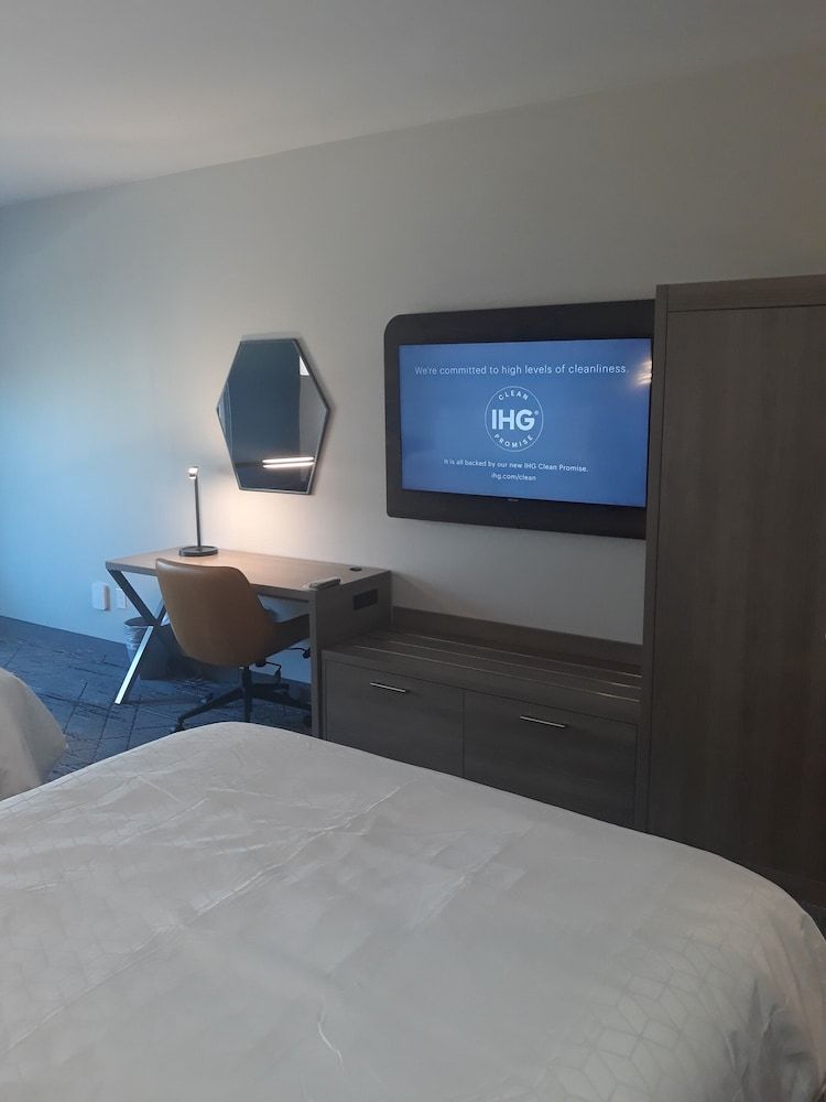 Holiday Inn Express & Suites Jackson 2