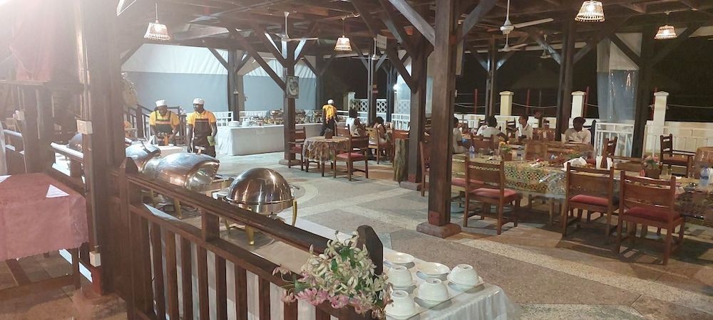 Charlestina Beach Resort -1 estrellas en Ampeni