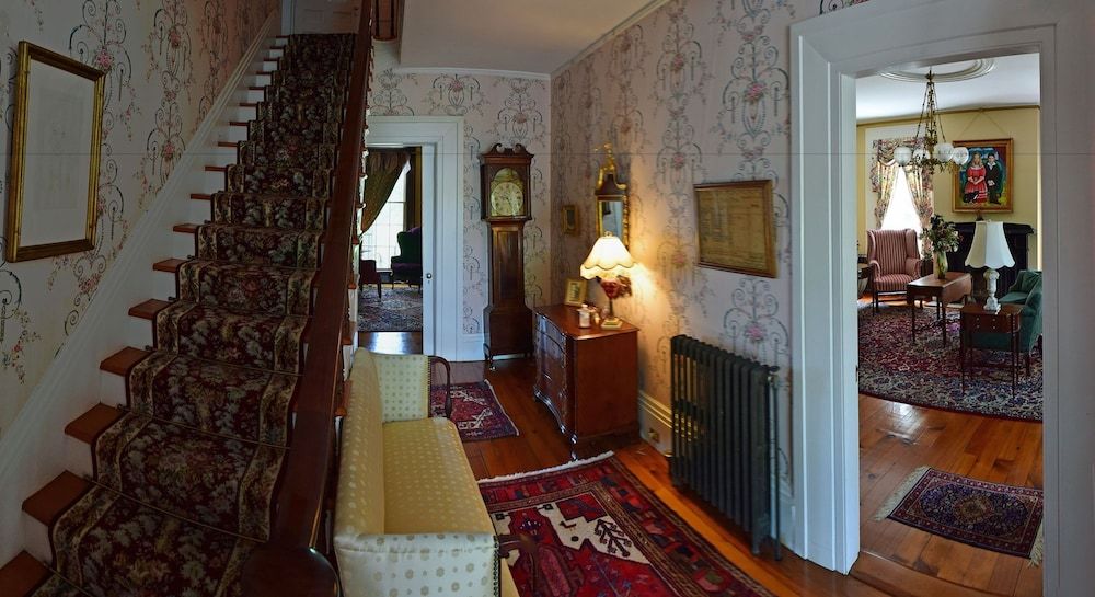 Oakcliff Bed and Breakfast 2