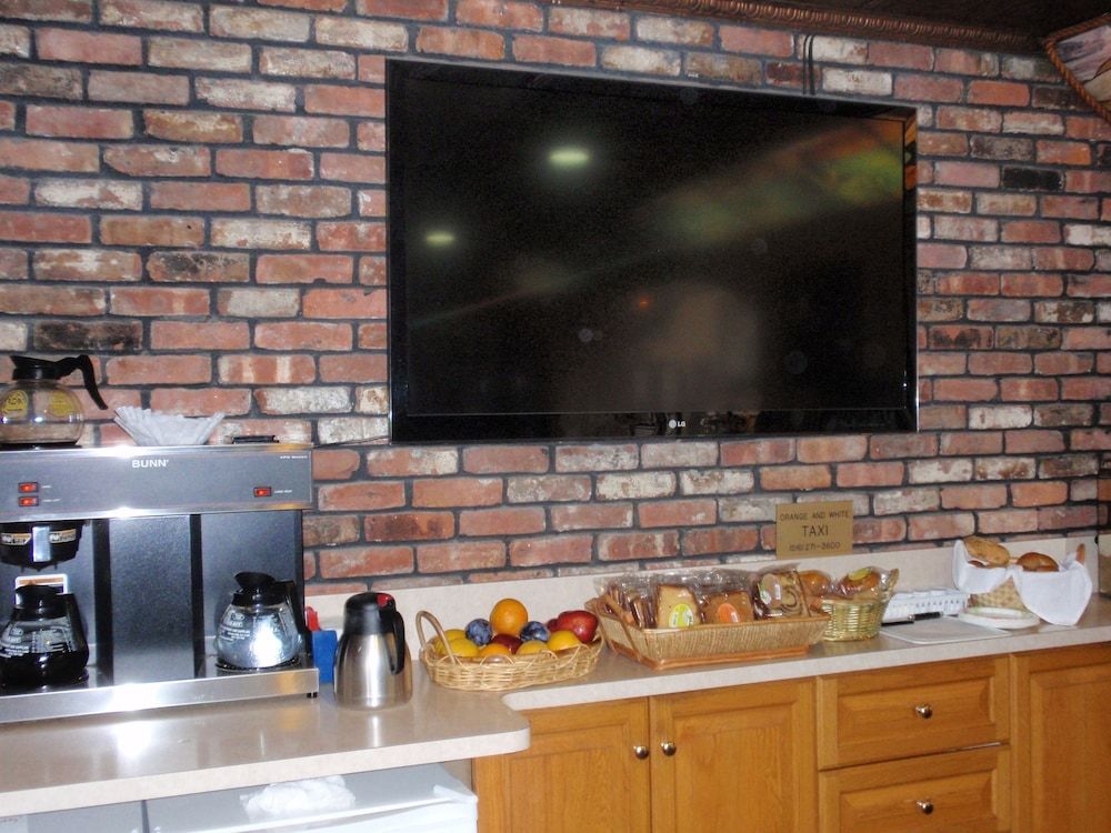 Chalet Inn & Suites Centerport 2