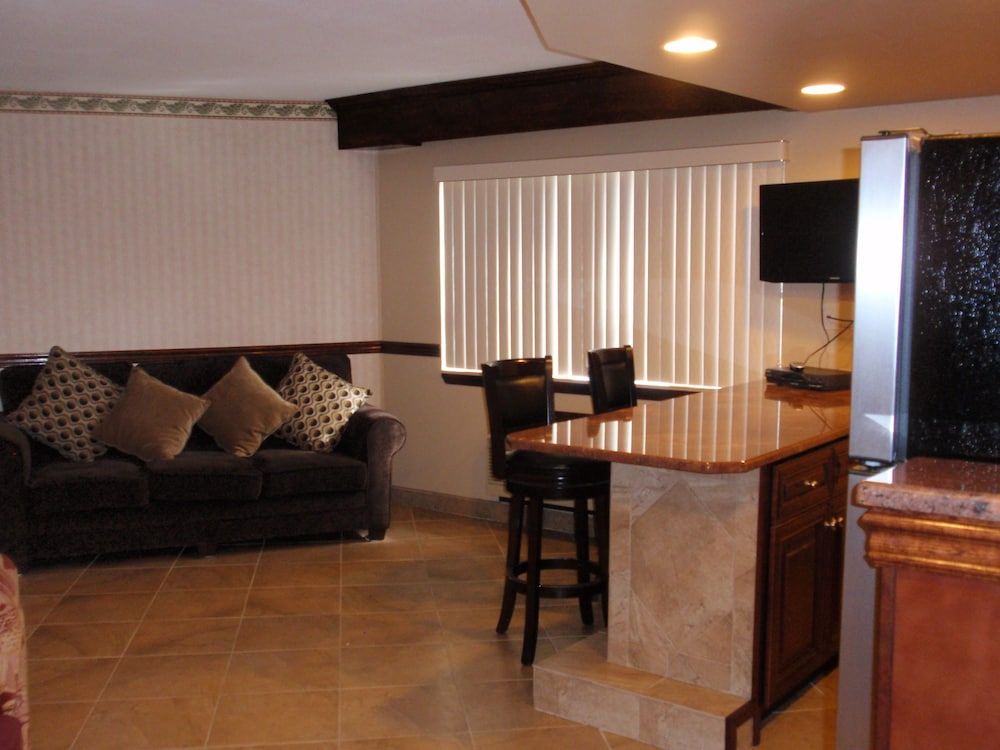 Chalet Inn & Suites Centerport 3