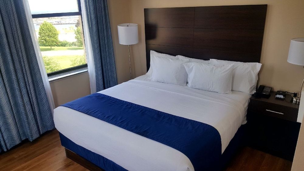 Ariel Broadway Hotel By Cobblestone 3