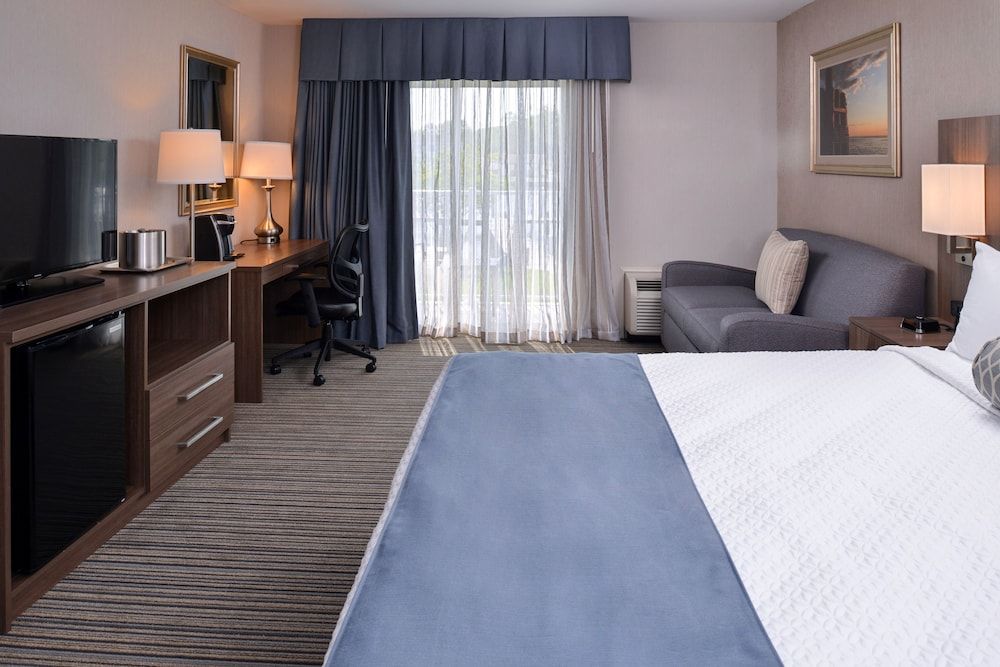 Anchored Inn at Hidden Harbour Marina 3