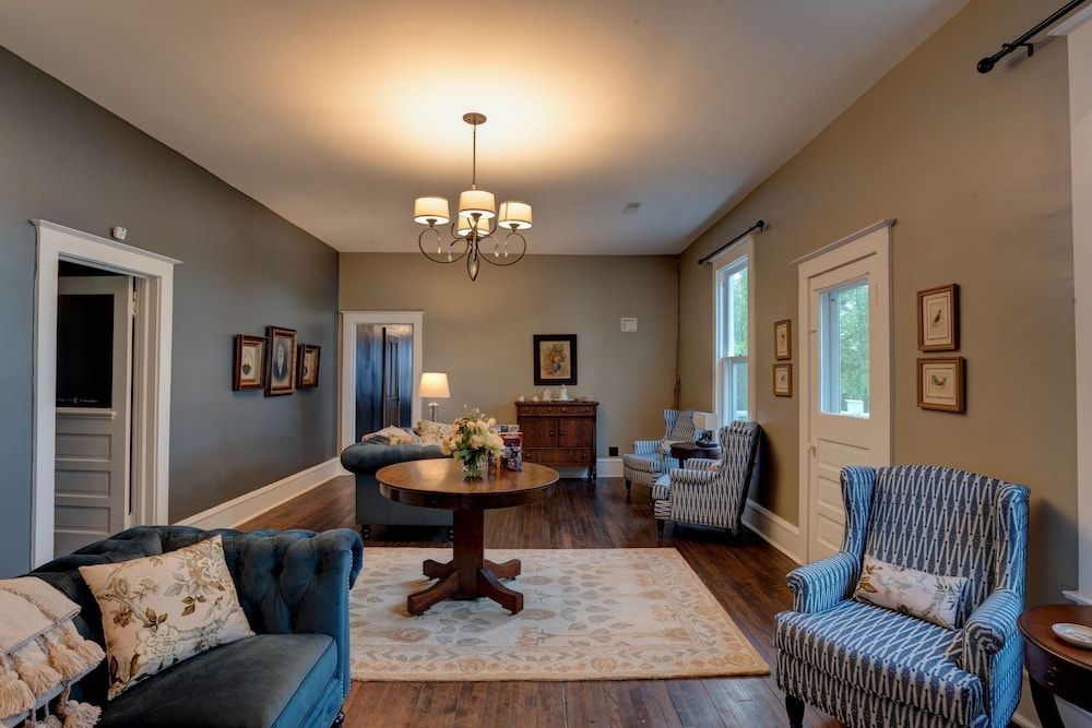 Historic Birch Lodge and Motel 2