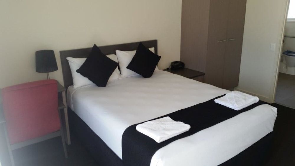 Dooleys Capella Tavern and Motel 2