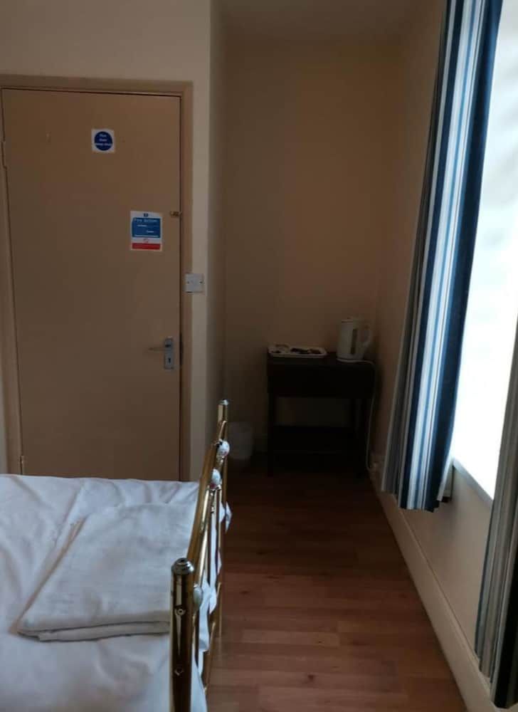 Swan Inn, Heathrow Airport 3