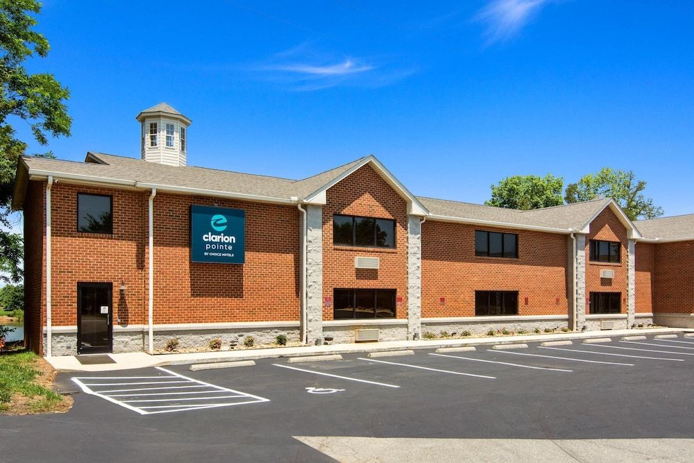 Clarion Pointe on the lake Clarksville-South Hill West 2 estrelas em Clarksville