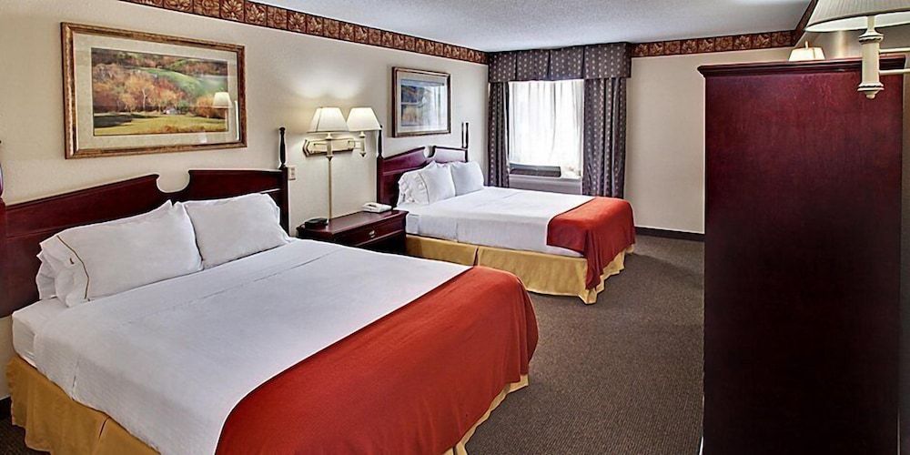 Holiday Inn Express & Suites Watertown 2