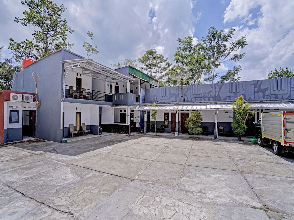 OYO 90405 Penginapan Sasti Kuningan 2 estrelas em Kuningan