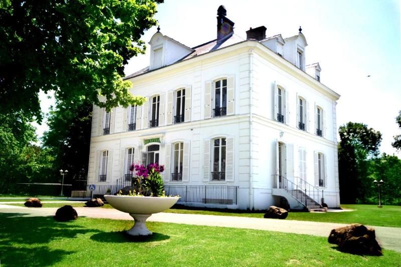 Logis Hostellerie Le Chatel 3 estrellas en Nangis