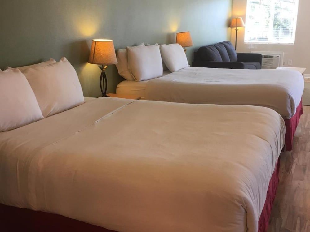 Clear Lake Cottages & Marina 3