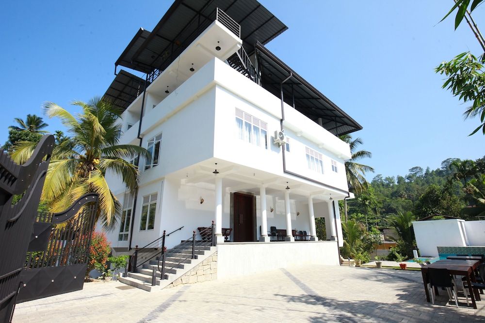 Lavenro Hotel & Resort -1 stelle a Deniyaya