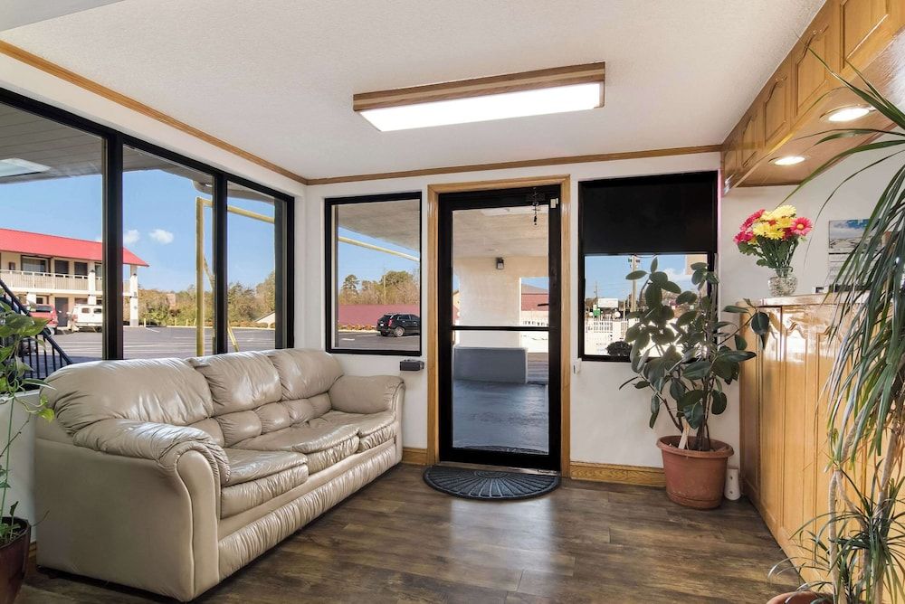 Econo Lodge Calhoun North Damascus 3