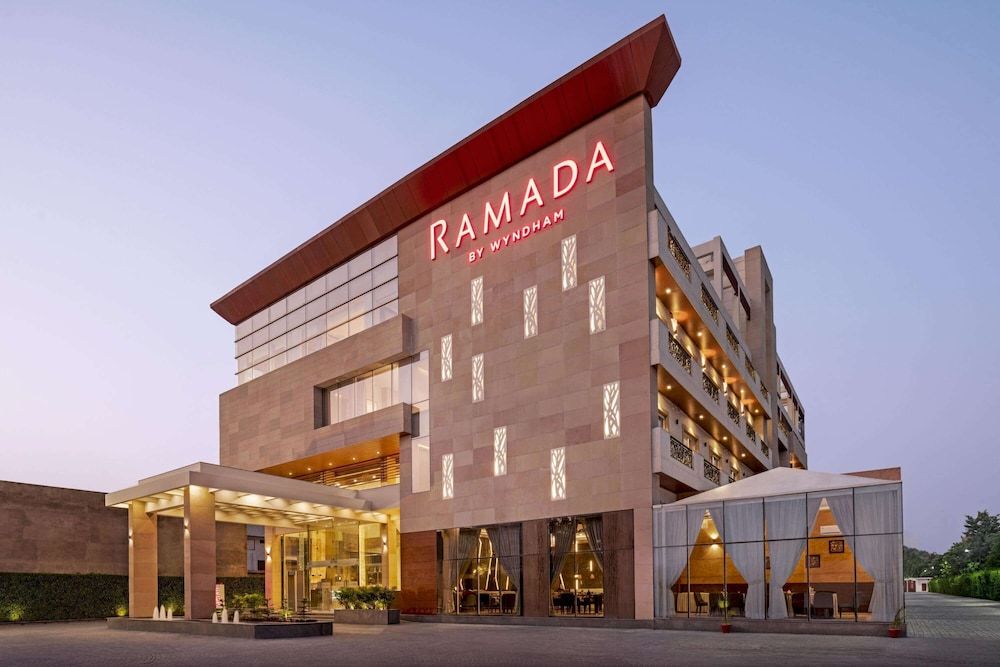 Ramada By Wyndham Aligarh Gt Road 5 estrellas en Alīgarh