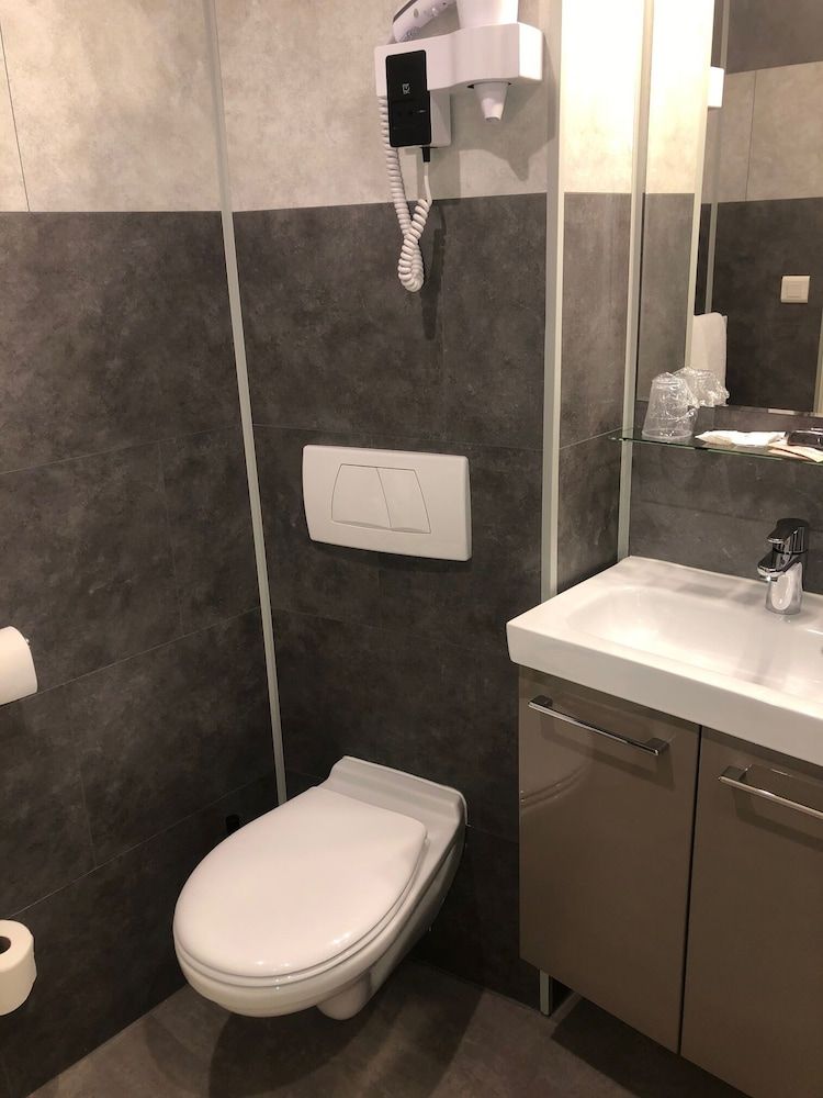 Brit' Hotel le Kerodet 3