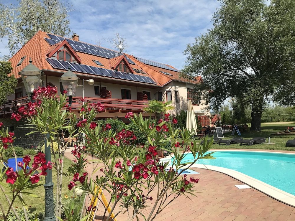 Zsanett Hotel 3 étoiles à Balatonkeresztúr