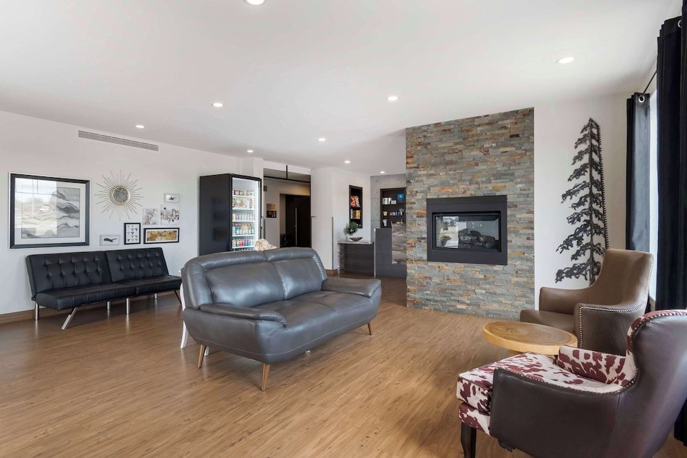 Villa Inn & Suites SureStay Collection by BW 2