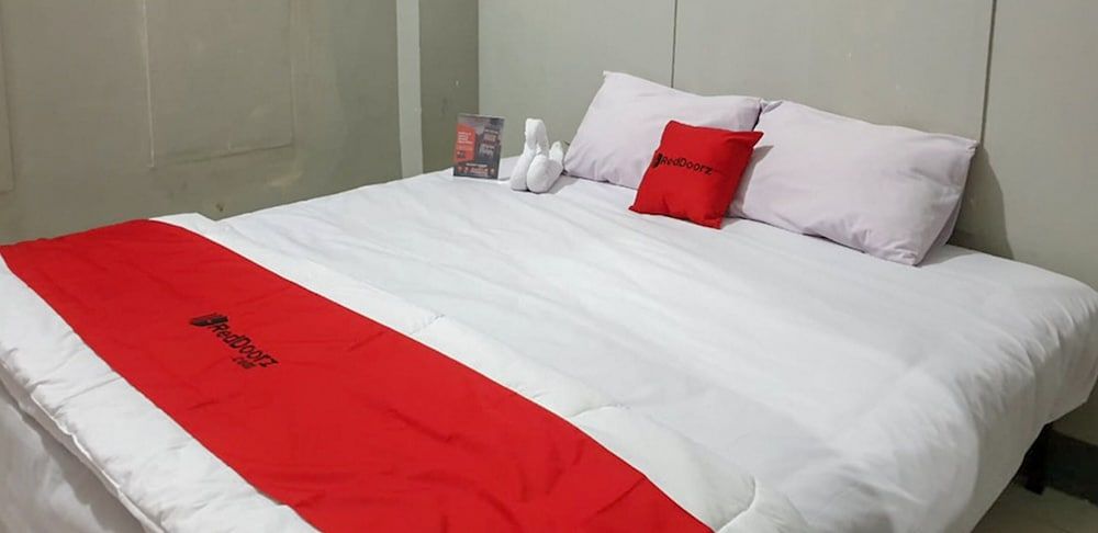 Formerly RedDoorz@ Hotel Yaki Mamuju 3