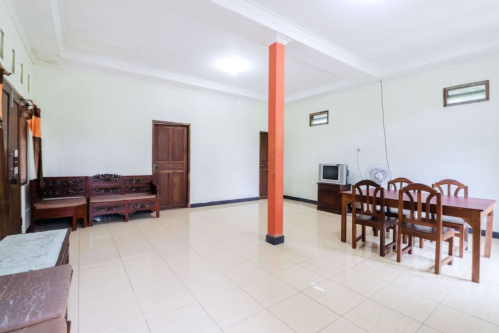 Rock Garden Homestay & Resto by ZUZU 2