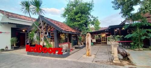 RedDoorz Plus near Alun Alun Sumenep 2