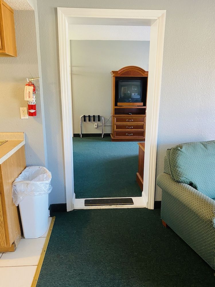 Travelers Place Inn & Suites 3